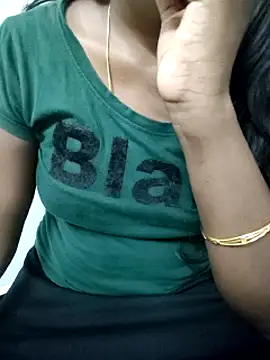 Tamilmallu-duskygirl03's cam snapshot