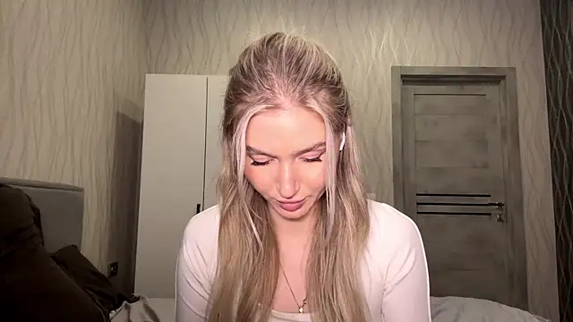 MoonlitCrystalia's cam snapshot