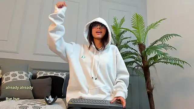 ZaraLuuv's cam snapshot