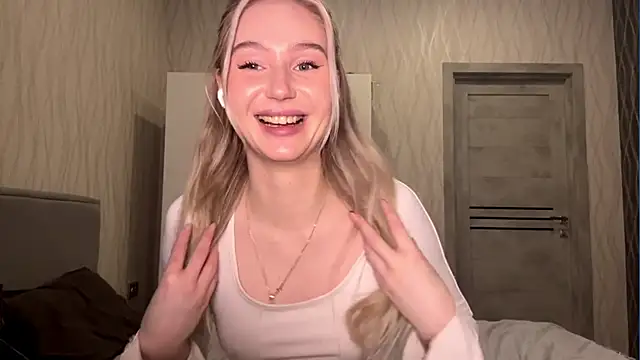 MoonlitCrystalia's cam snapshot