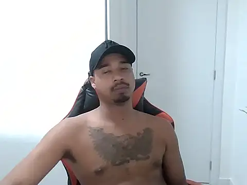 JUNINHOLEKEJR live sex cam