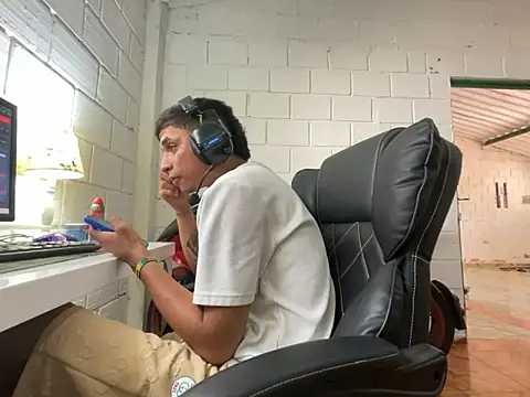 Max_TheHorseDick live sex cam