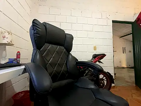 Max_TheHorseDick live sex cam