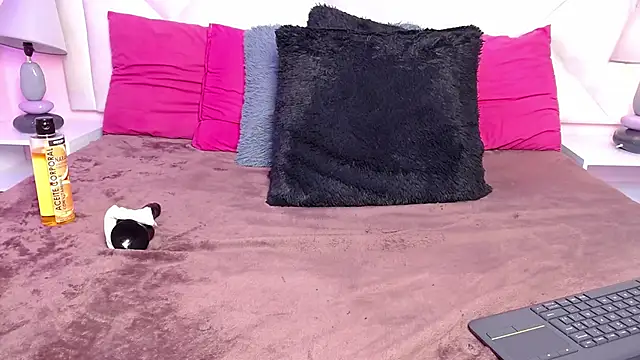 rayvenrose_'s cam snapshot