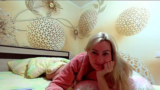 Yourrealgirl's cam snapshot