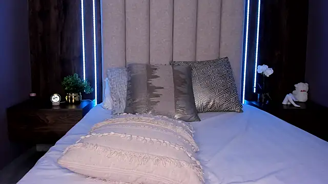 LucySalvatore_'s cam snapshot