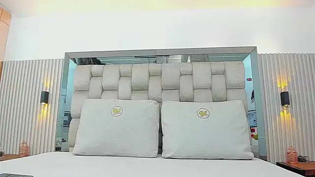 ikia_lopez_'s cam snapshot