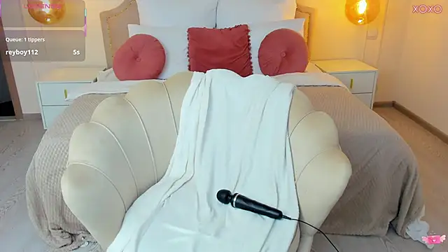 SaintLora's cam snapshot