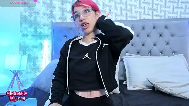 AbellaFox_'s cam snapshot