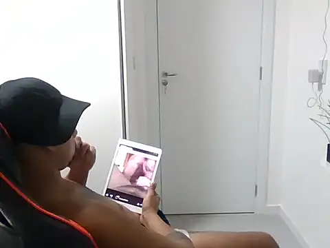 JUNINHOLEKEJR live sex cam