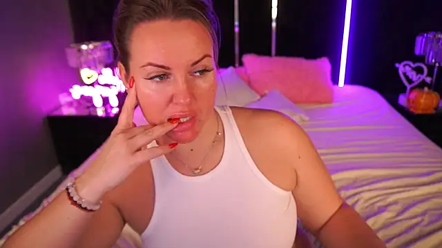 KiraCandyS live sex cam