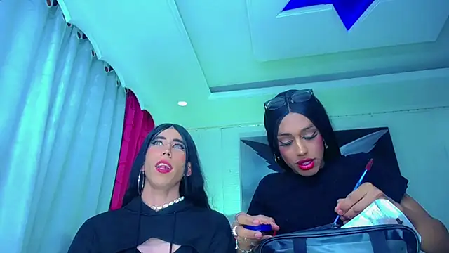 NahomiCamper live sex cam