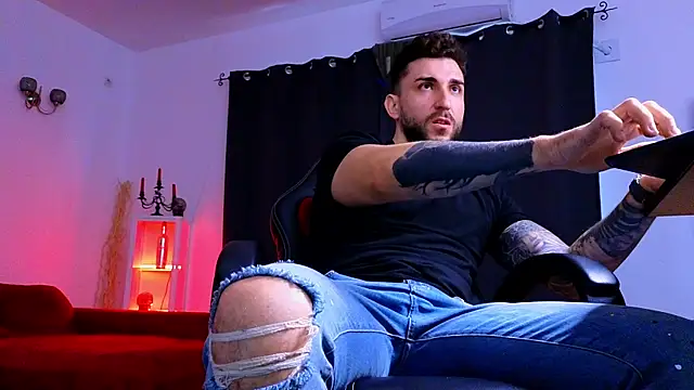 MightyAaron66 live sex cam