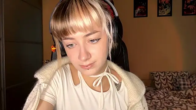 EmilySkyline's cam snapshot