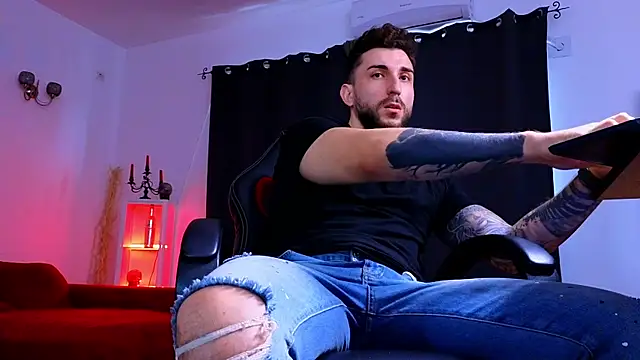 MightyAaron66 live sex cam
