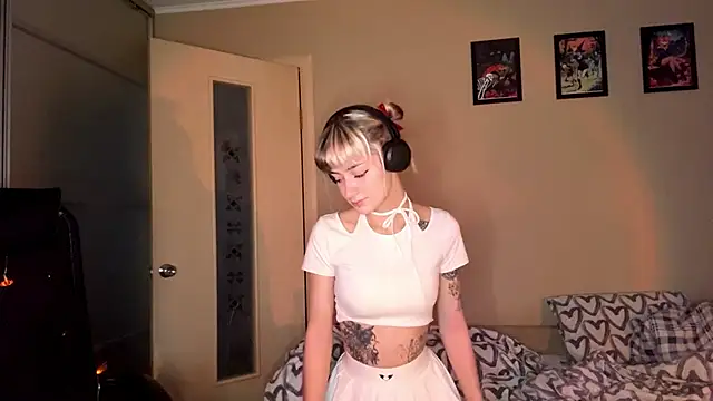 EmilySkyline's cam snapshot