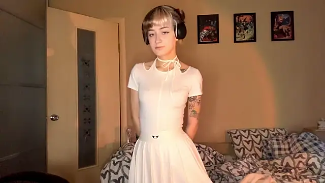 EmilySkyline's cam snapshot