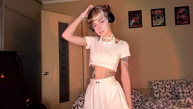 EmilySkyline's cam snapshot