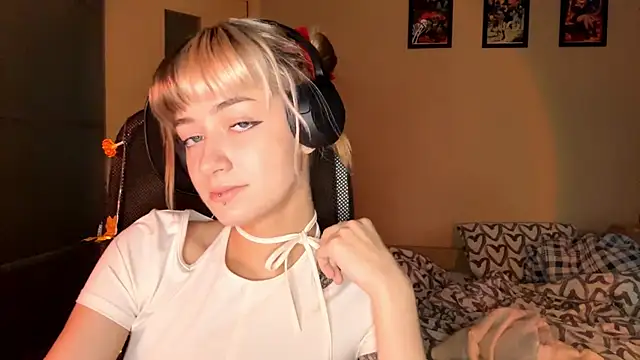 EmilySkyline's cam snapshot