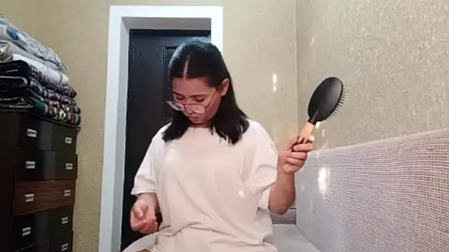 LinneaHyles live sex cam