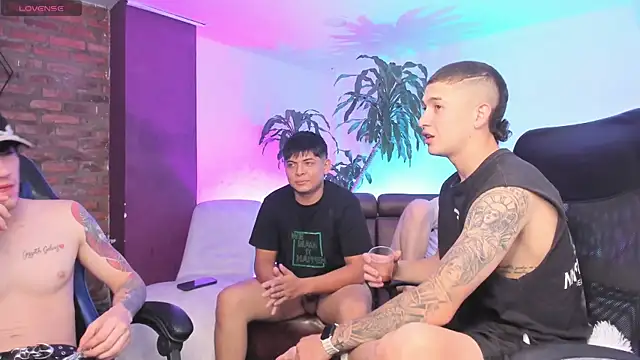 Handsomeboyss19 live sex cam