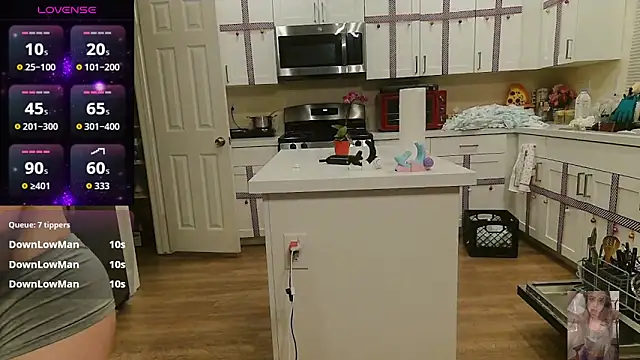 Blondiewithanass live sex cam