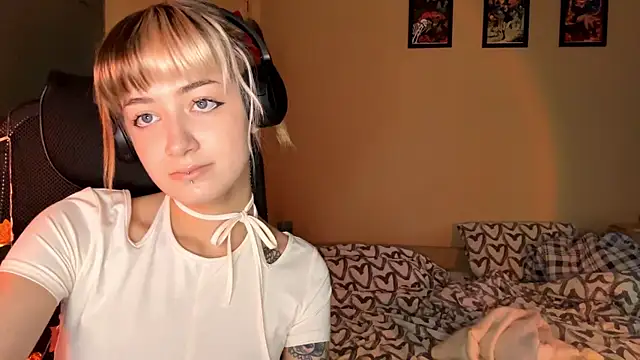 EmilySkyline's cam snapshot