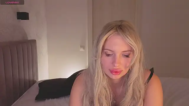 SweetCherryBlonde's cam snapshot