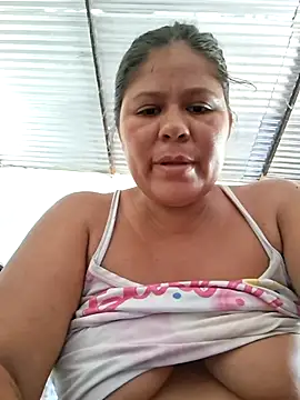 hotmom33's cam snapshot