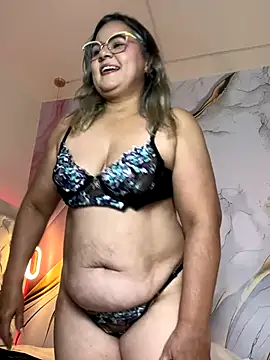 Lucy_Milf_474's cam snapshot