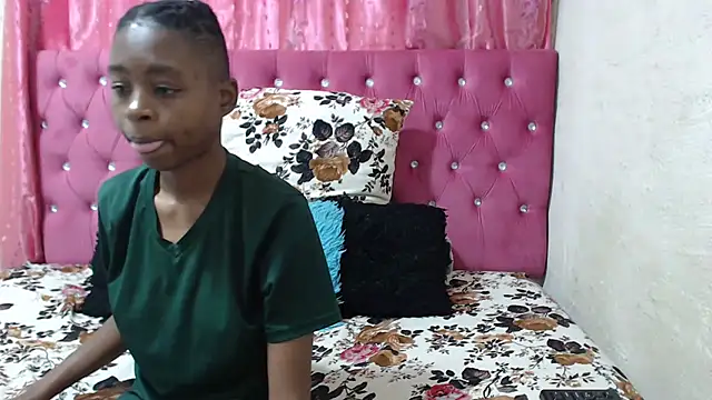 SweetSlenderChoc live sex cam