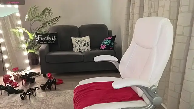 YourMarthaMayer's cam snapshot