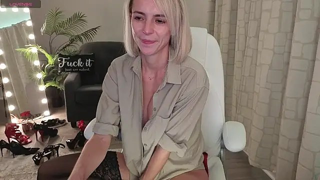 YourMarthaMayer's cam snapshot