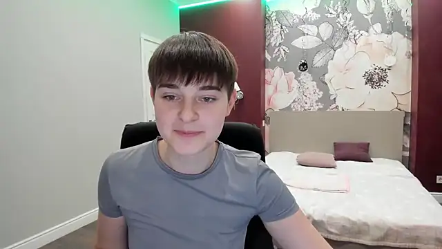 EmiliaYours's cam snapshot