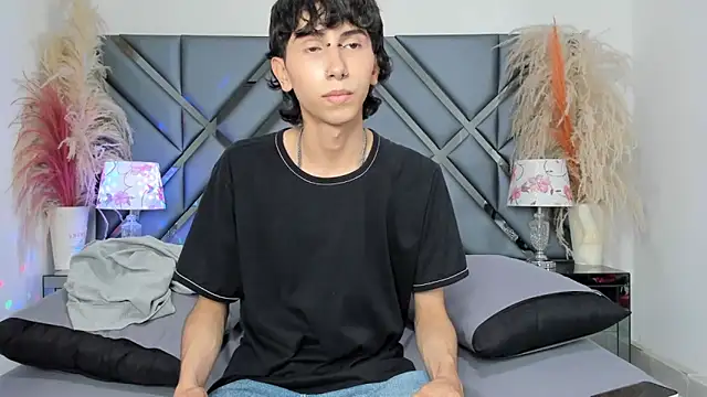 Milan_LewisS's cam snapshot