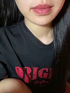 Uyennii02 live sex cam