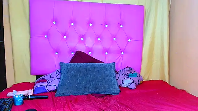 Prettybrowngirl's cam snapshot