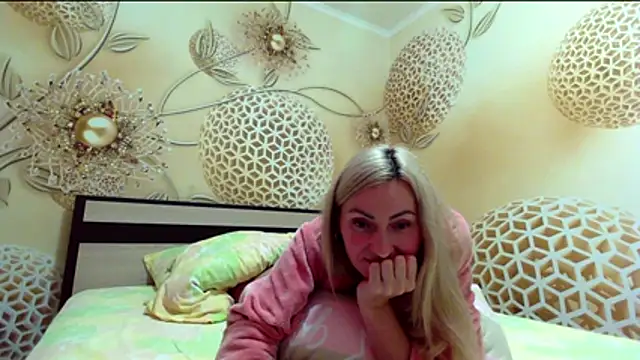 Yourrealgirl's cam snapshot