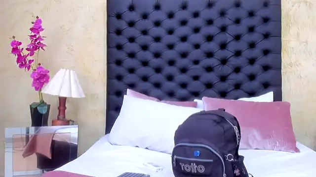 NahomiWhitel live sex cam