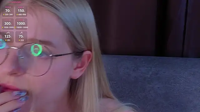 MonicaShiny's cam snapshot