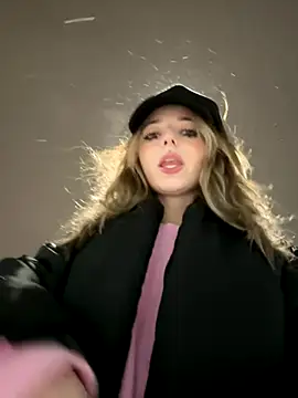 LoraaDoll live sex cam