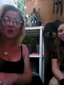 Goldenndoll live sex cam