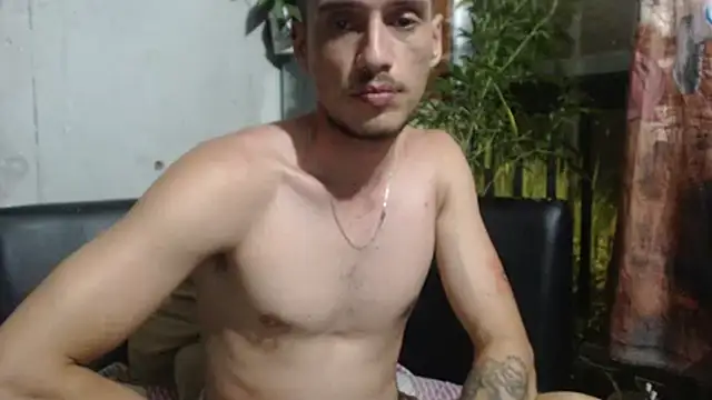 roystonee01's cam snapshot