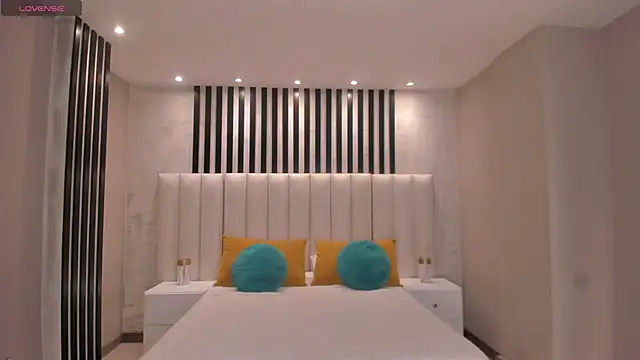 LucyWeiss_'s cam snapshot