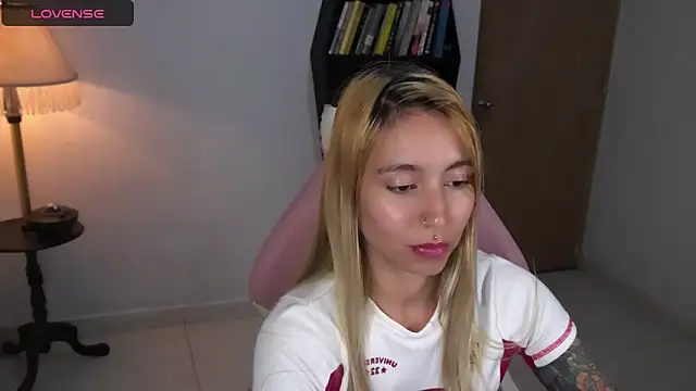 Saucy_Jenn live sex cam