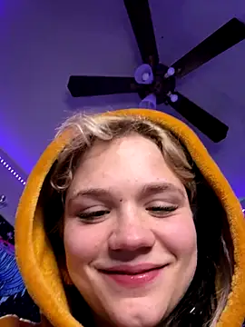 Cutiepiespanks's cam snapshot