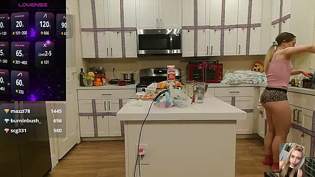 Blondiewithanass live sex cam