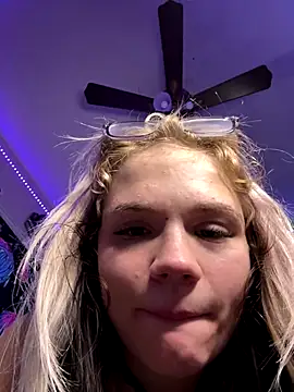 Cutiepiespanks's cam snapshot