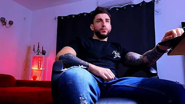 MightyAaron66 live sex cam