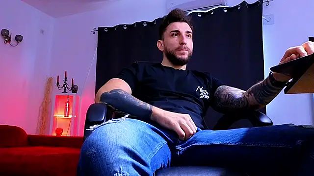 MightyAaron66 live sex cam